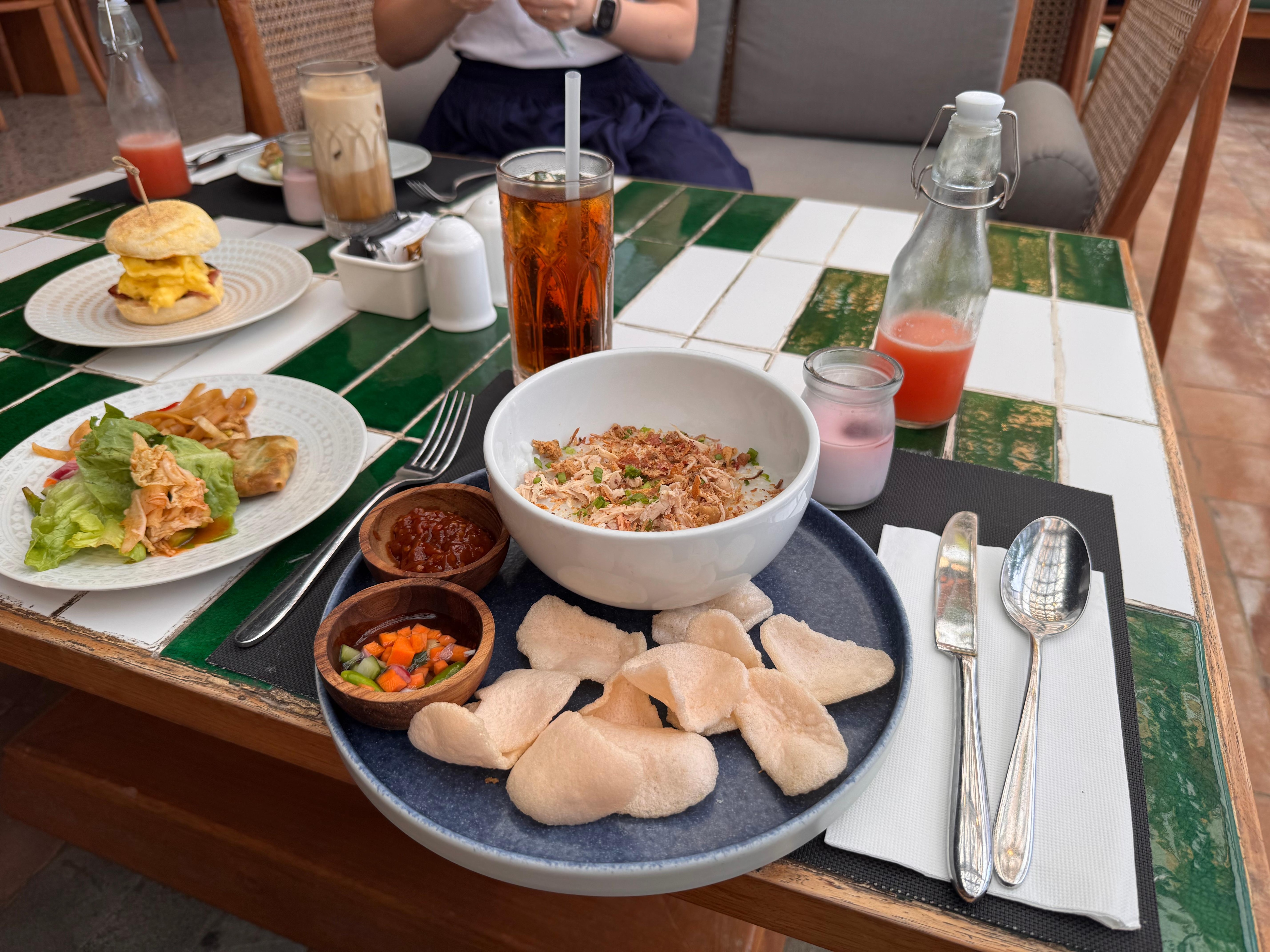 朝食、メインとビュッフェ