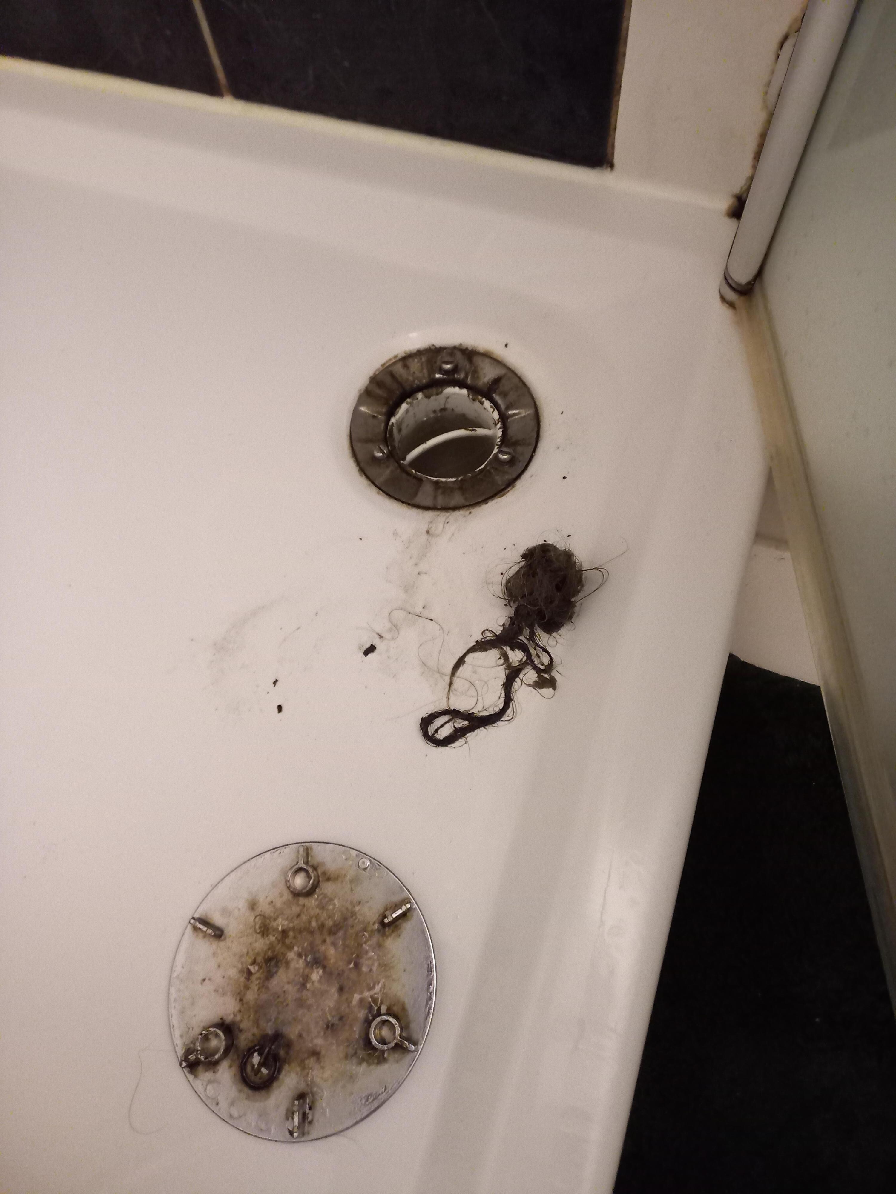 Verstopfter Abfluss 
Nicht geputzt Dusche