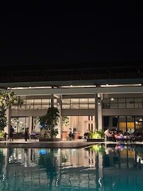 夜のプールサイド