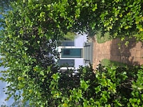 I loved the little arch in front of the cottage, so sweet!