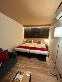 部屋は靴を脱ぎます