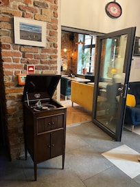 Receptionen med kig til restauranten