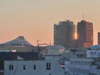 Blick auf den Potsdamer Platz bei Sonnenaufgang vom Schlafzimmer aus