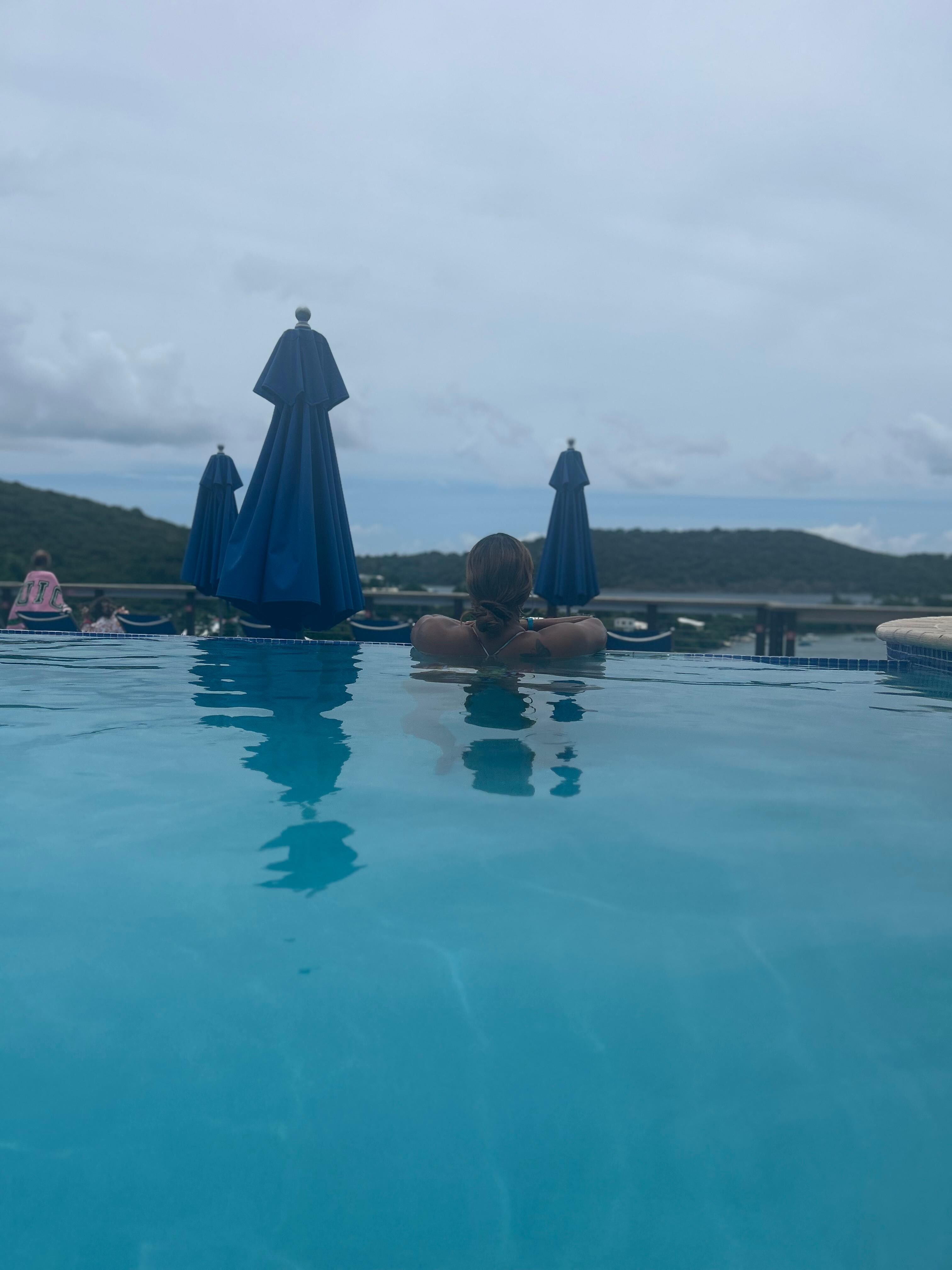Rooftop/w swim up bar pool was amazing 