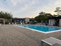 Large pool.👍