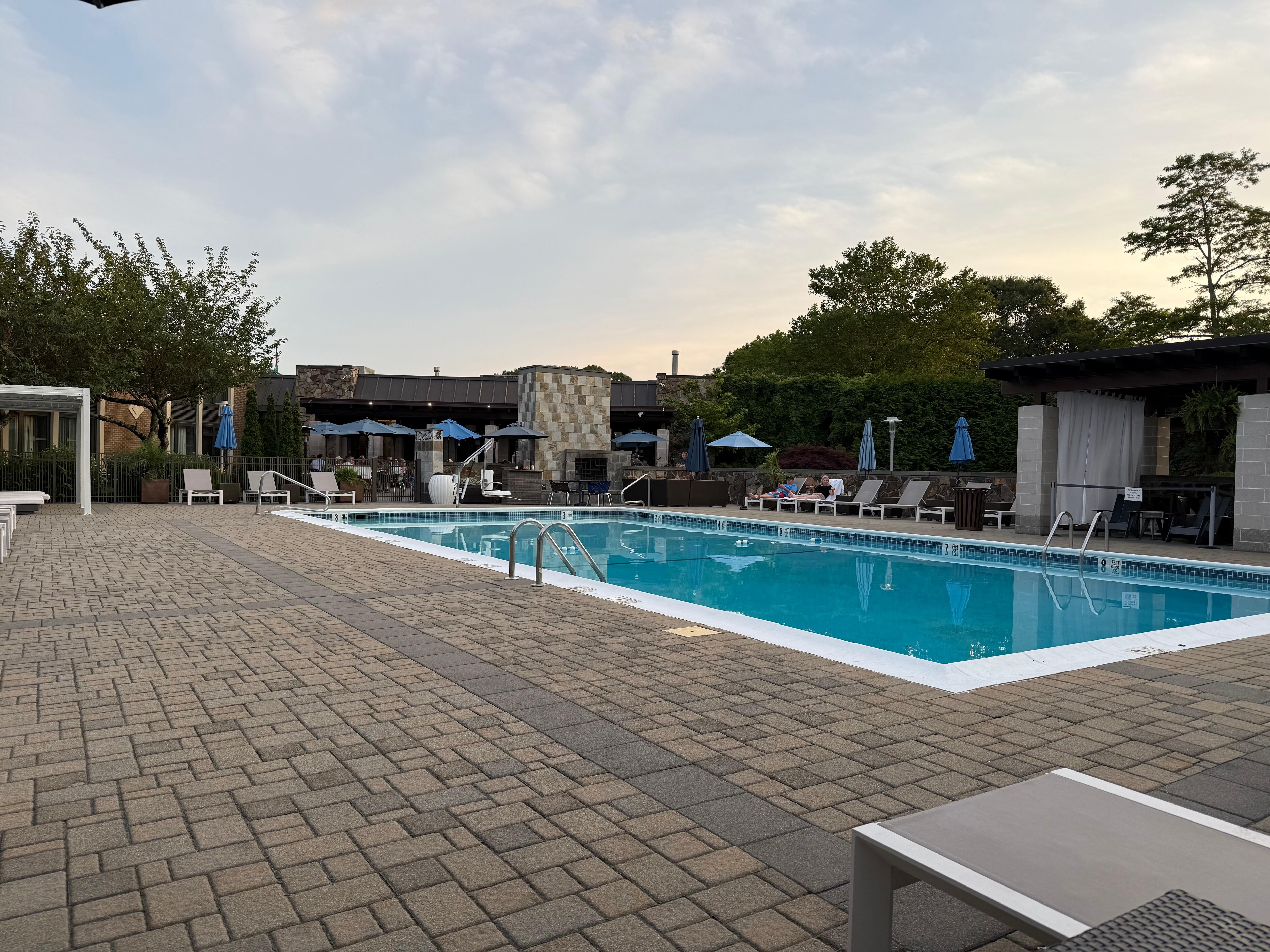 Large pool.👍