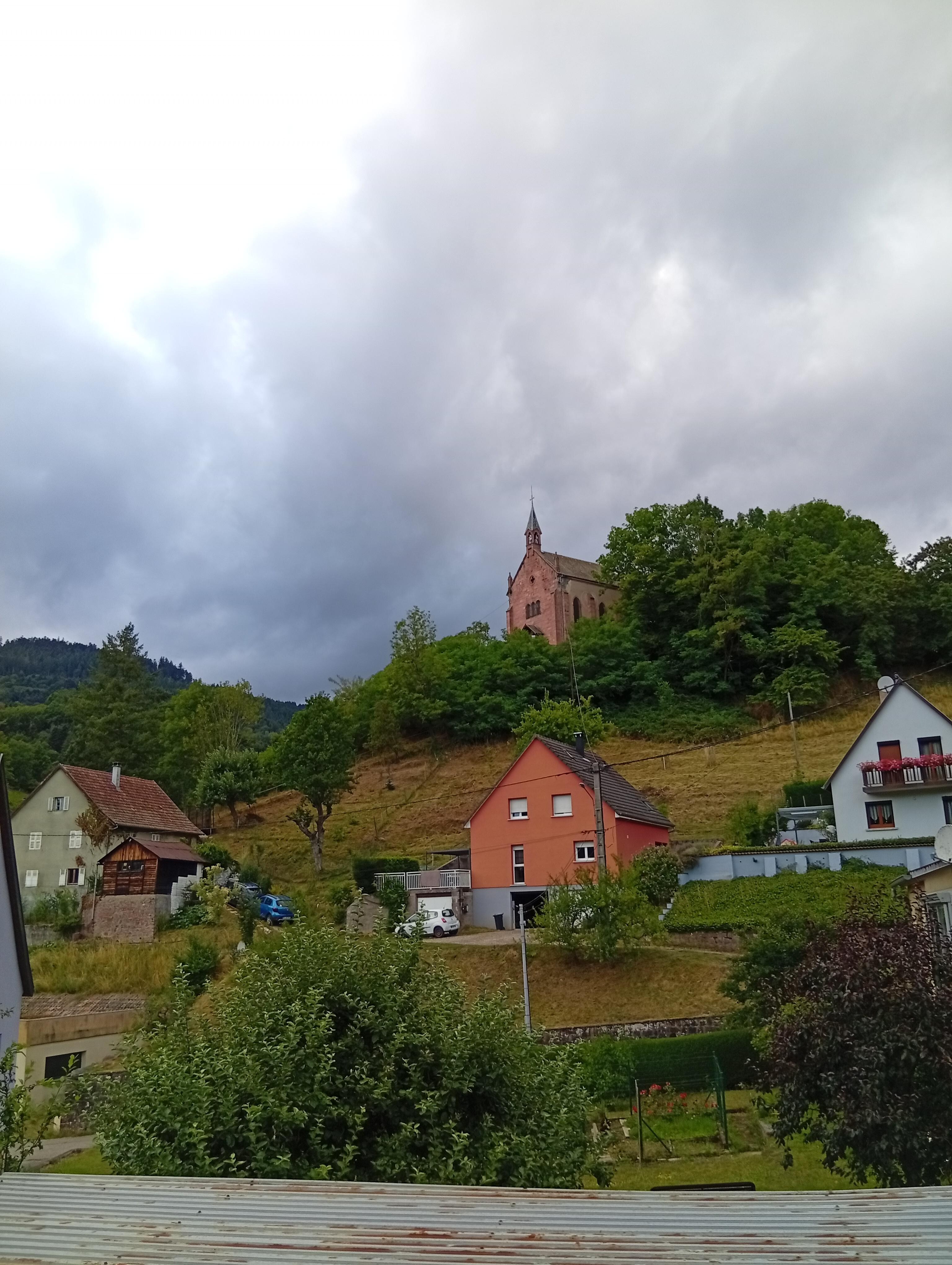 La p'tite chapelle pas loin du chalet, elle vaut le coup d'œil de grimper jusqu'à la 