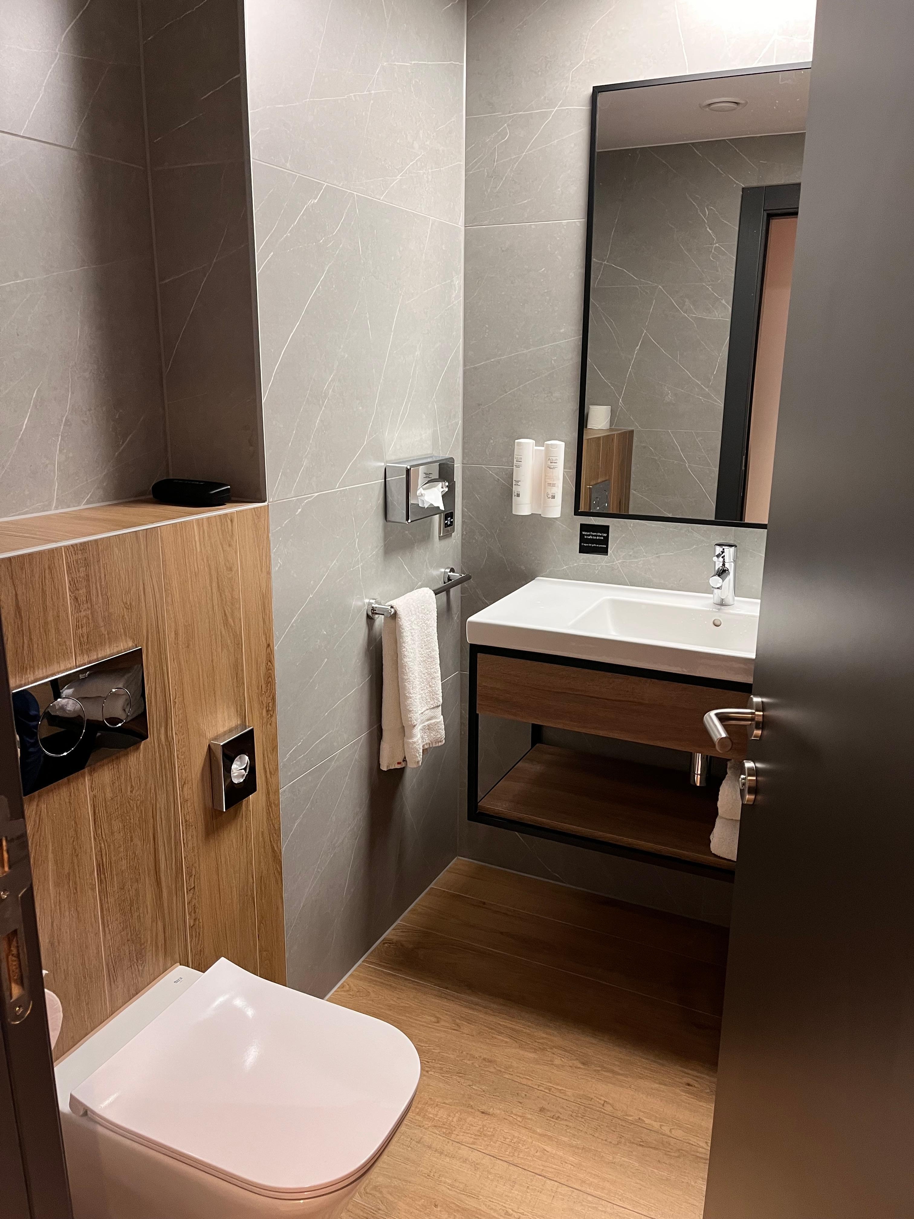 Kylpyhuoneessa laskutilaa. 