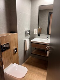 Kylpyhuoneessa laskutilaa.