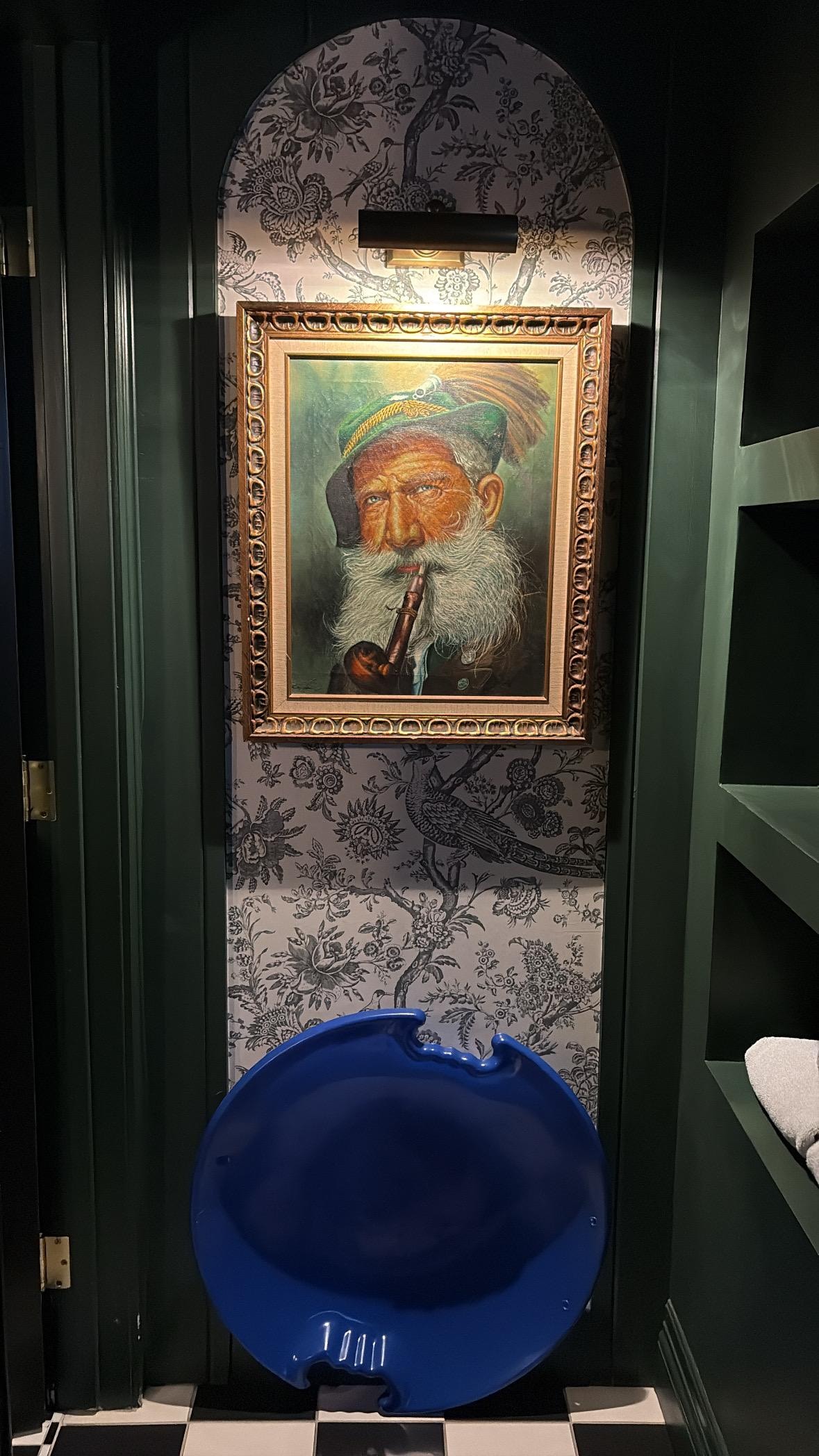 Love the Ottom old man theme but I don’t like the portrait of him starring at me in the bedroom. 