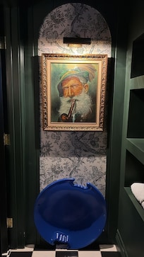 Love the Ottom old man theme but I don’t like the portrait of him starring at me in the bedroom.