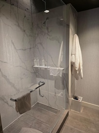 Nice spacious shower lots of room