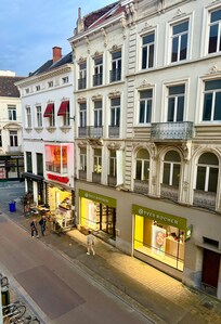 Looking out the window to the left. That intersection you see is a major shopping area. Ketchup is cute and serves “frites” with various dipping sauces… including Ketchup