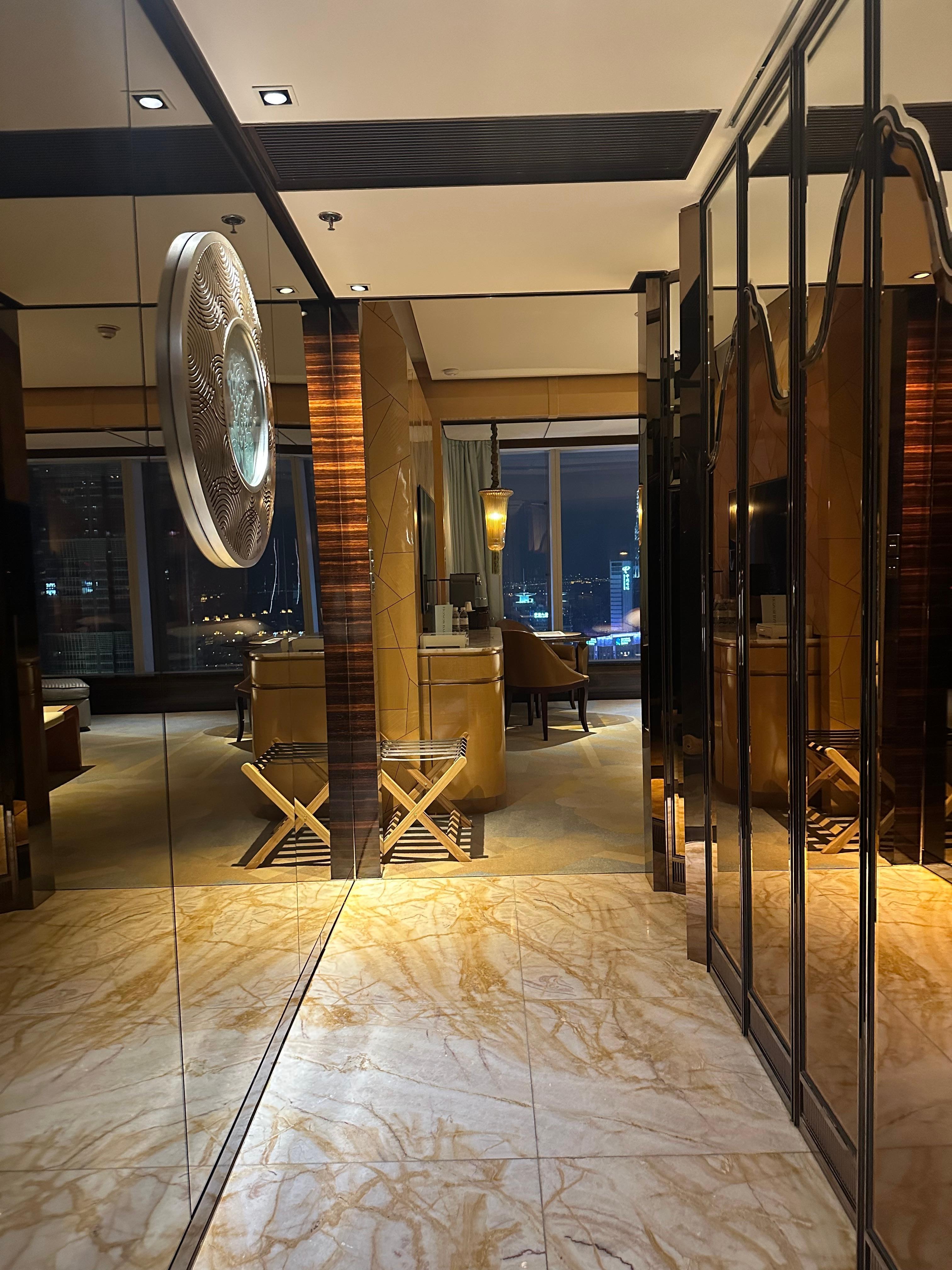 部屋の入口。この右側にクローゼットあり。