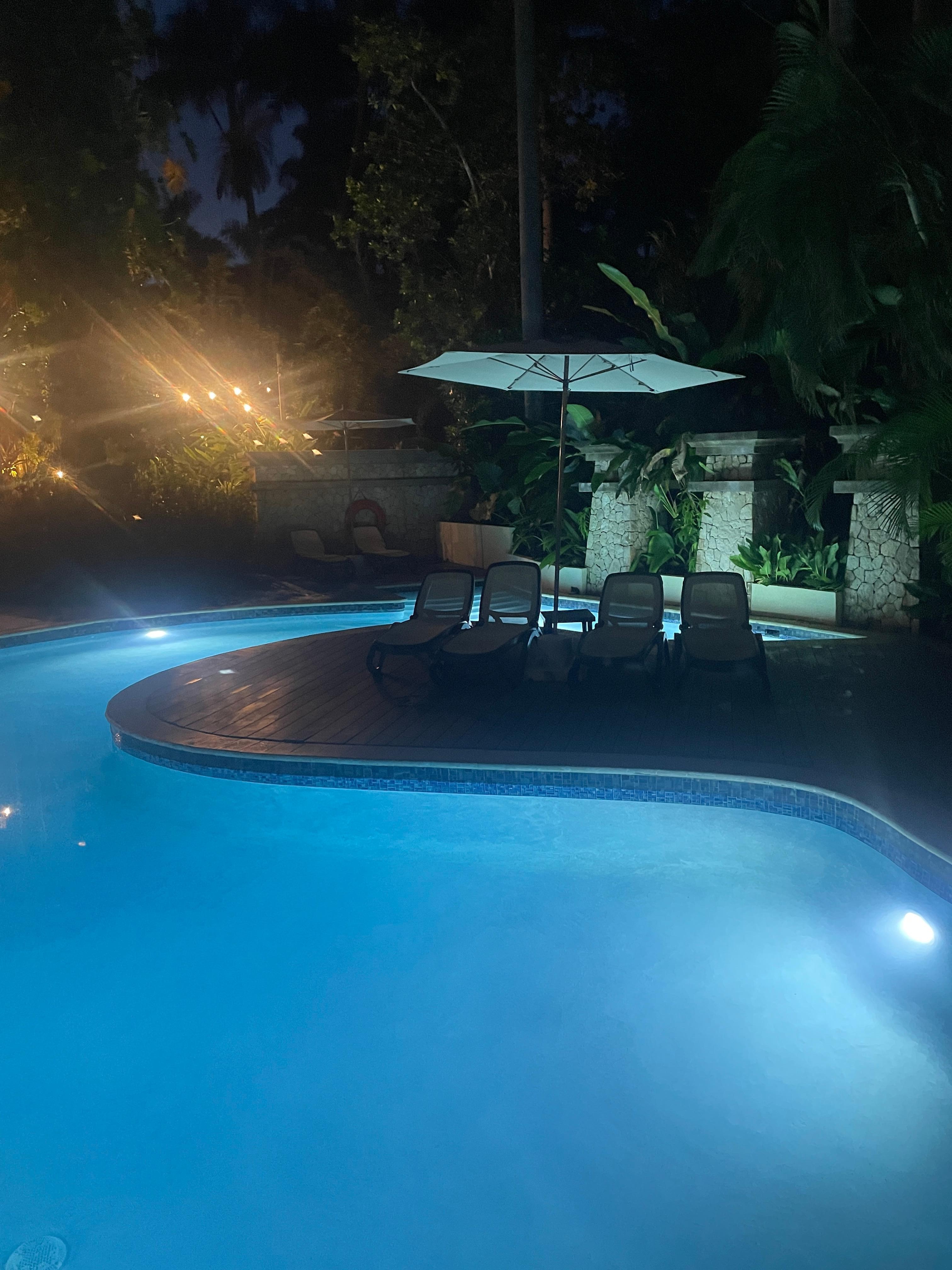 Swim up bar was very clean and amazing!