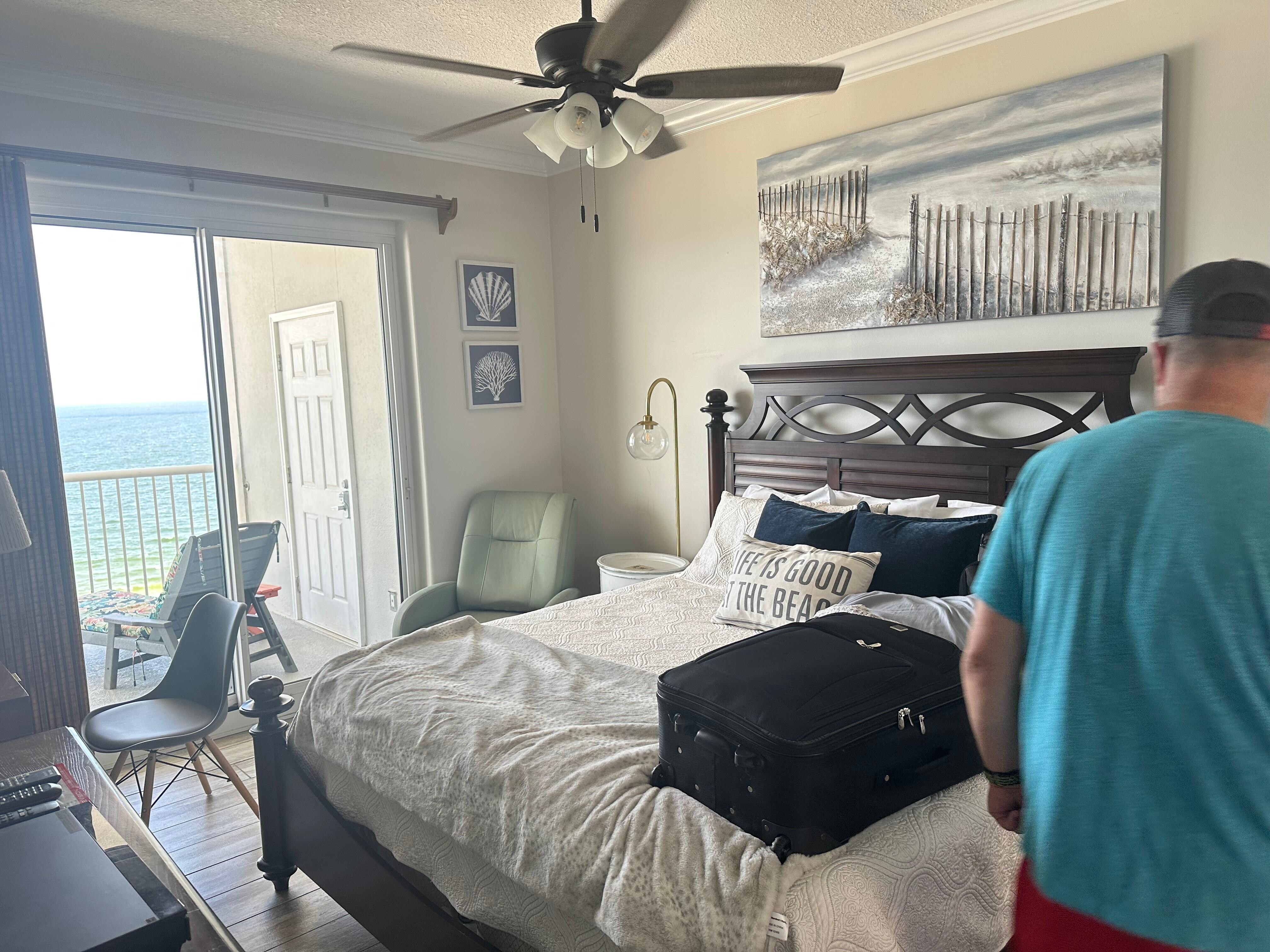 Main room. Huge bed! Great view
