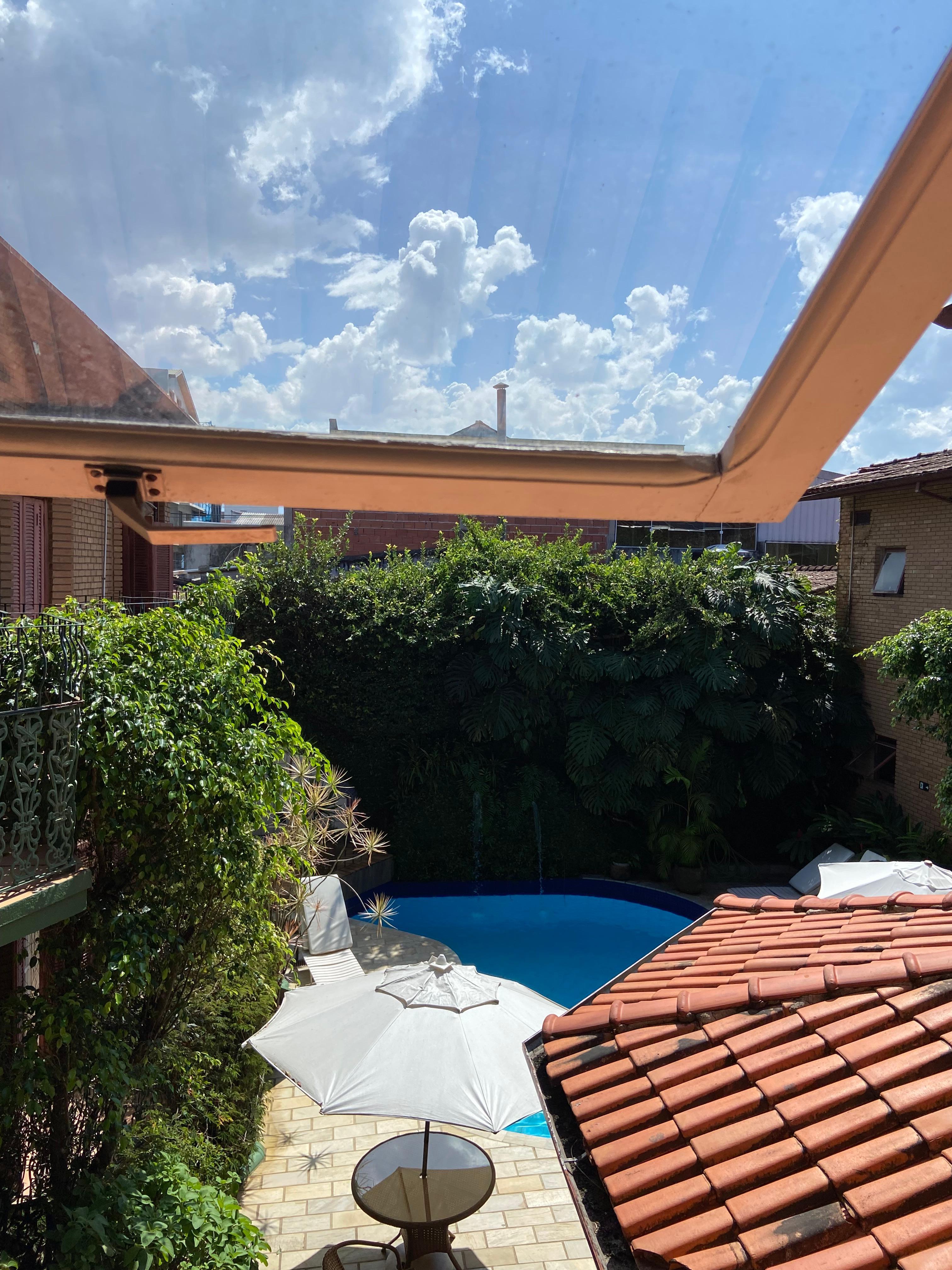 Vista dos quartos superiores para a piscina