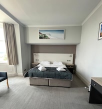 Spacious room with sea view