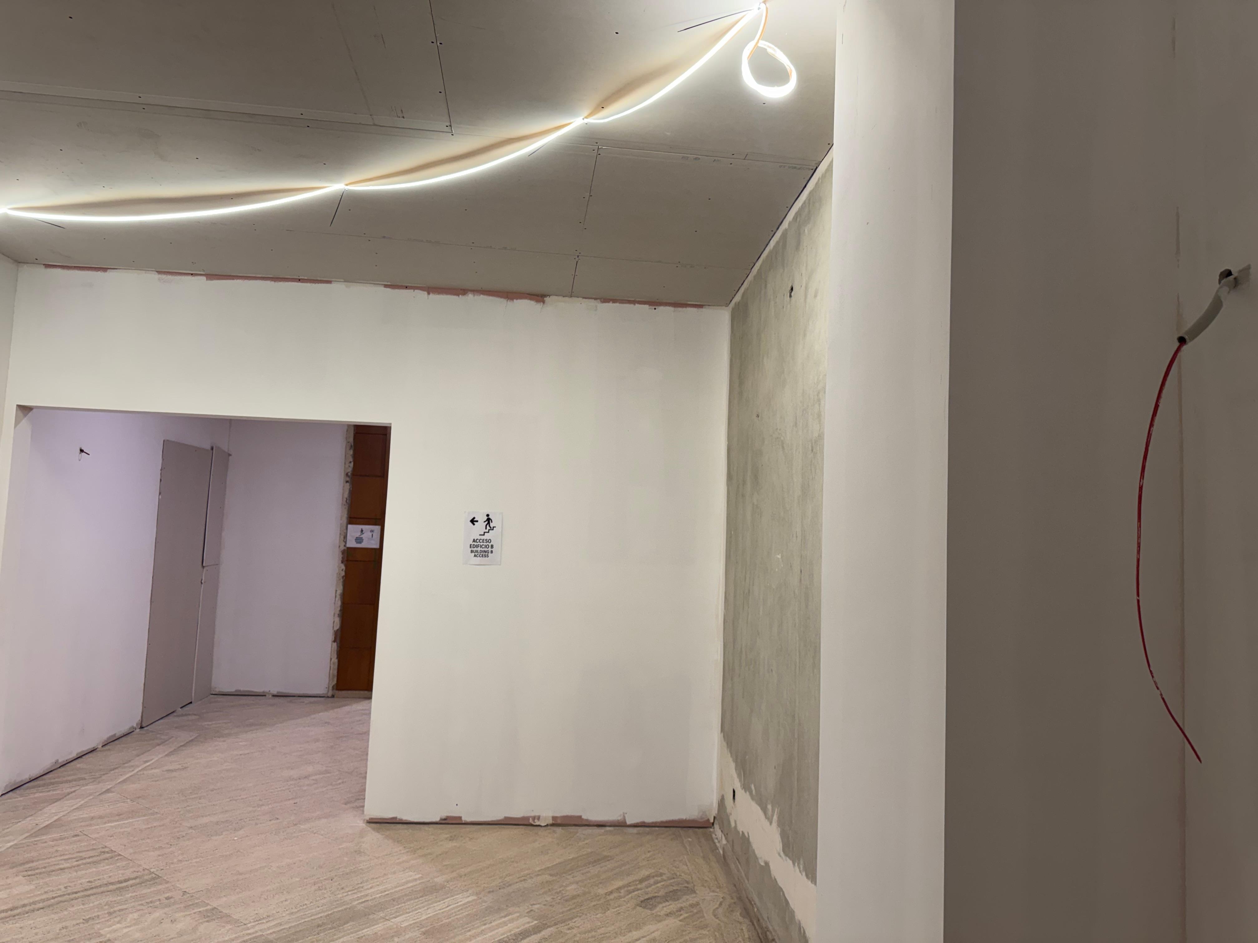 Pasillo para llegar a la torre de habitaciones 