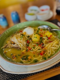 Lunch: sopa de pollo, excelente