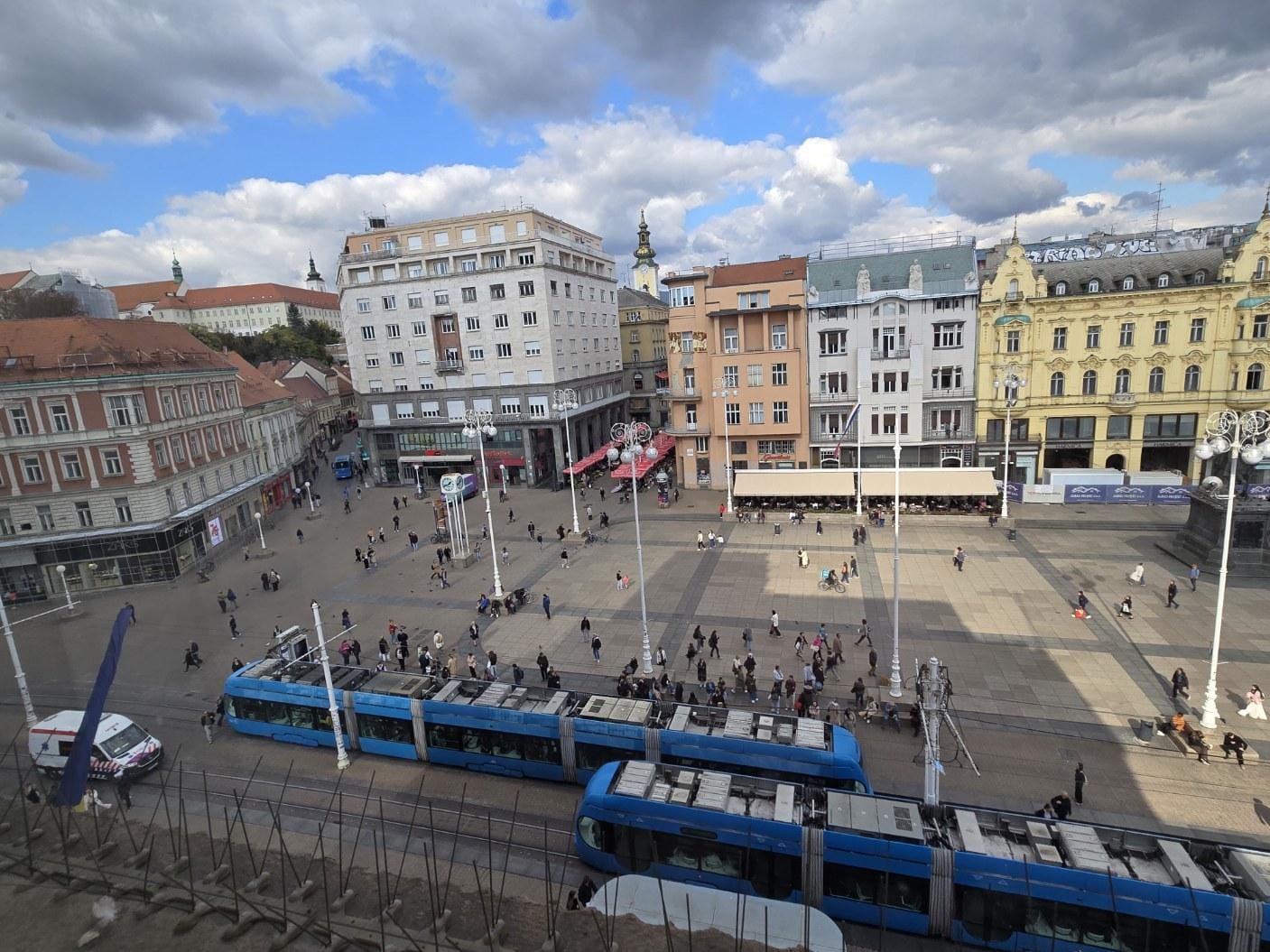 ホテル窓から見たイェラチッチ広場