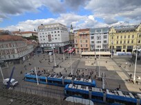 ホテル窓から見たイェラチッチ広場