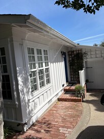 Charming cottage in great family friendly neighborhood