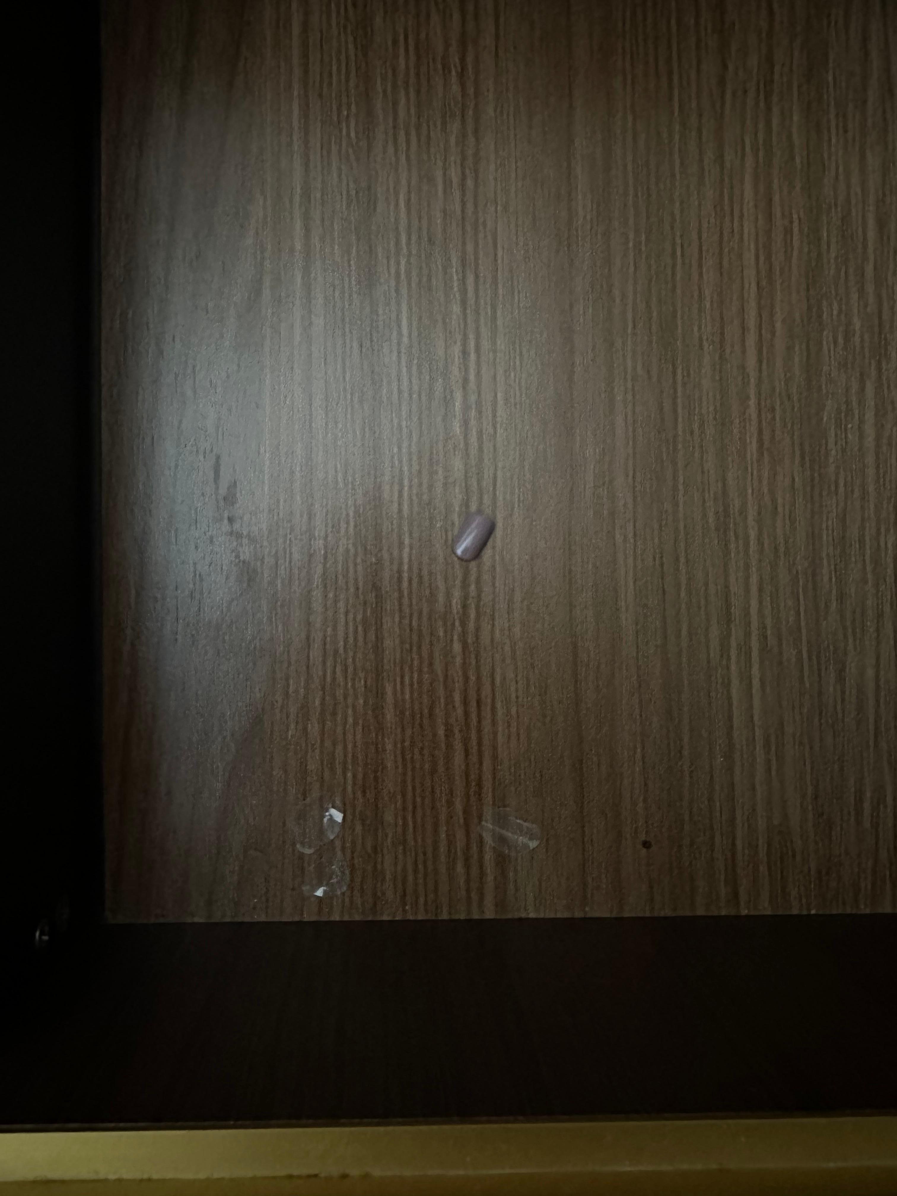 Fotos del cajón donde se ve una uña postiza