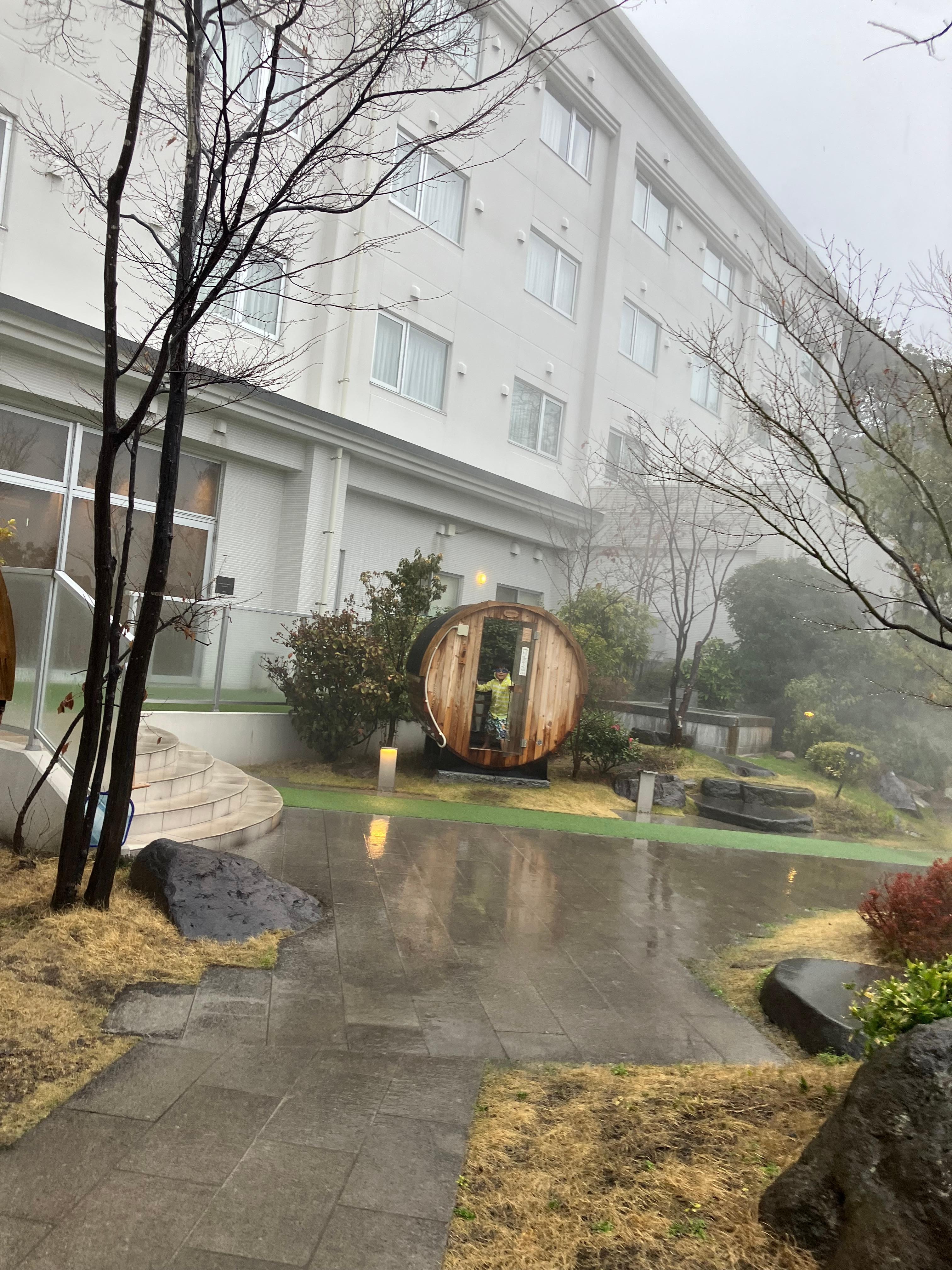 庭園プールに、サウナ が出来ていました。冬でもプールを楽しめます。