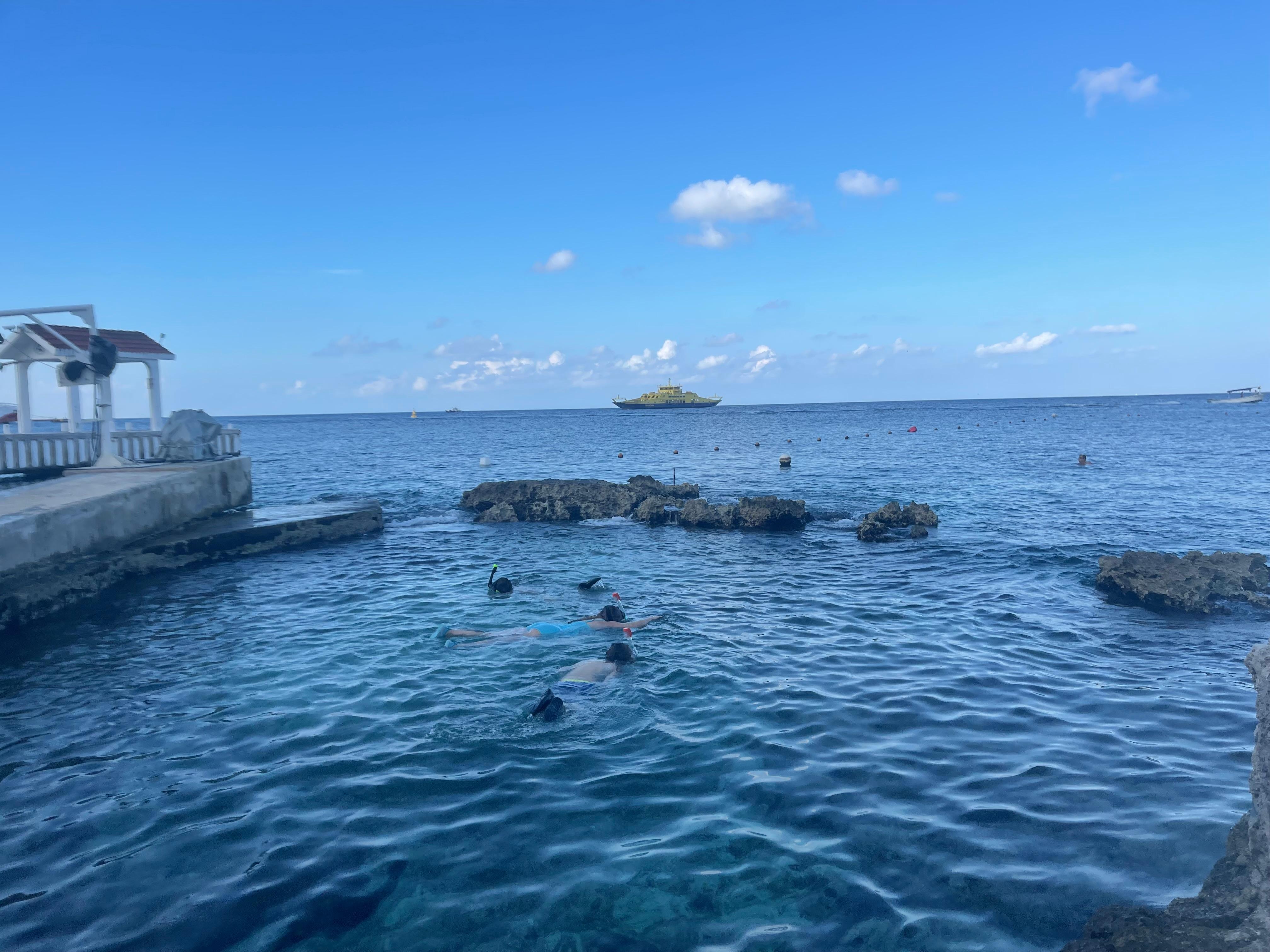 Der größere der zwei Meerwasserpools.