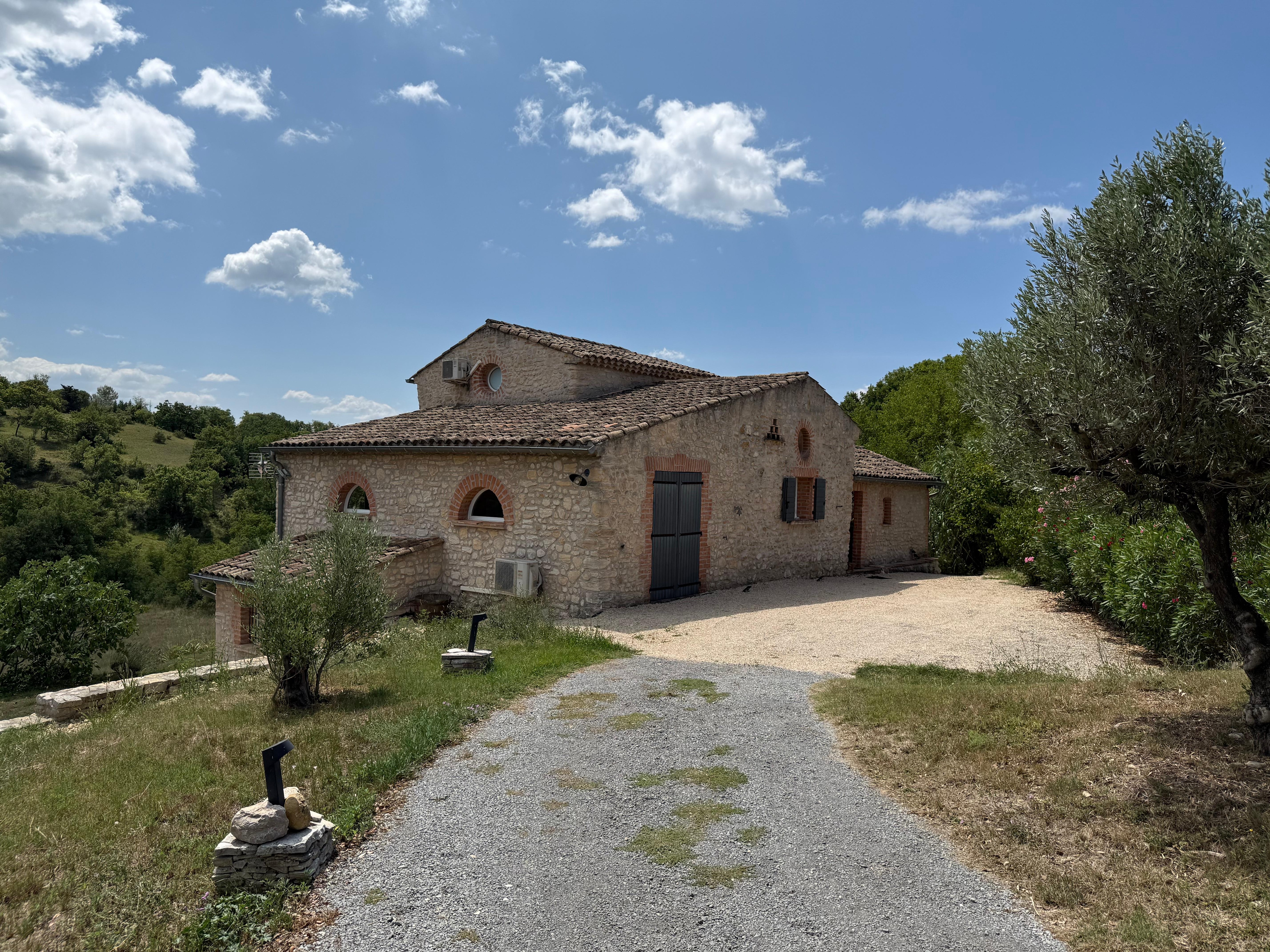 Weg vanaf het elektrische hek naar het huis