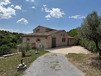 Weg vanaf het elektrische hek naar het huis