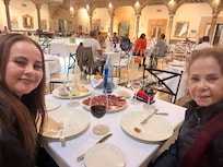 Cenando delicioso en el restaurante del hotel Palacio de Los Velada