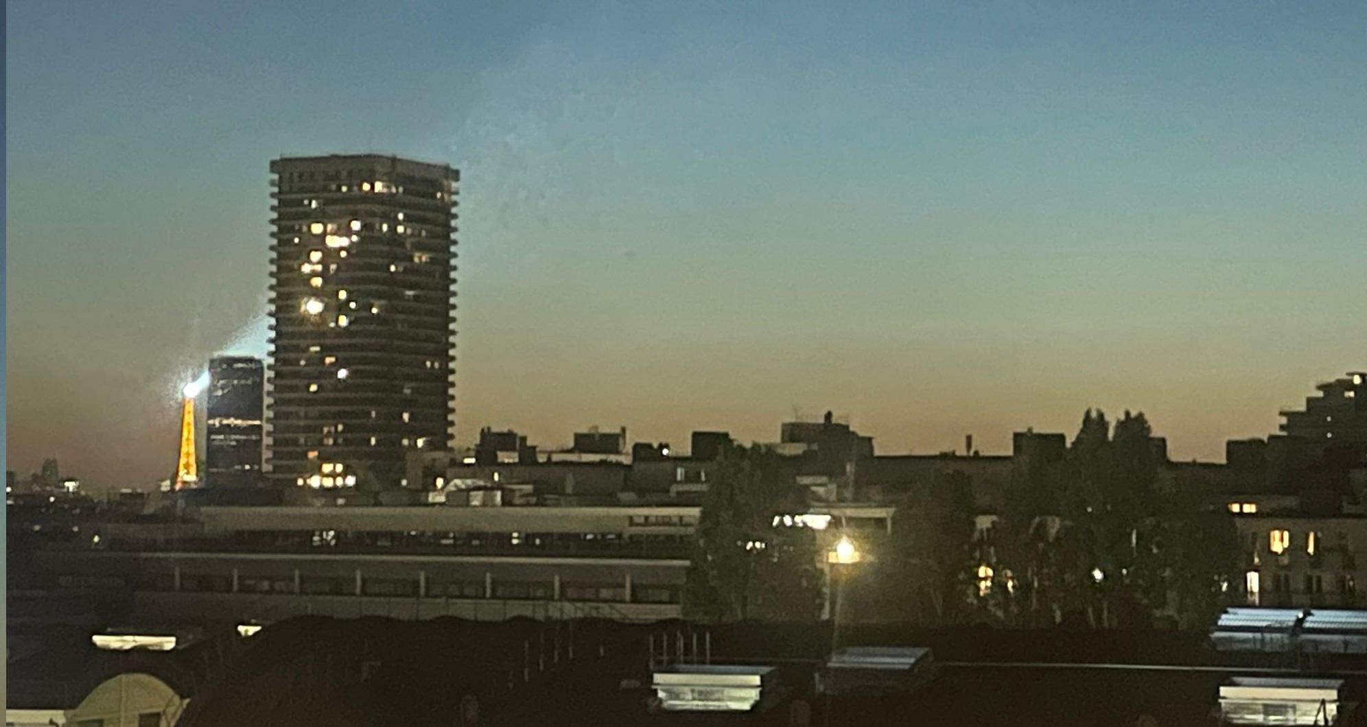 Petite vue sur la Tour Eiffel