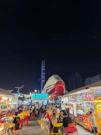 隣のソイのナイトマーケット。