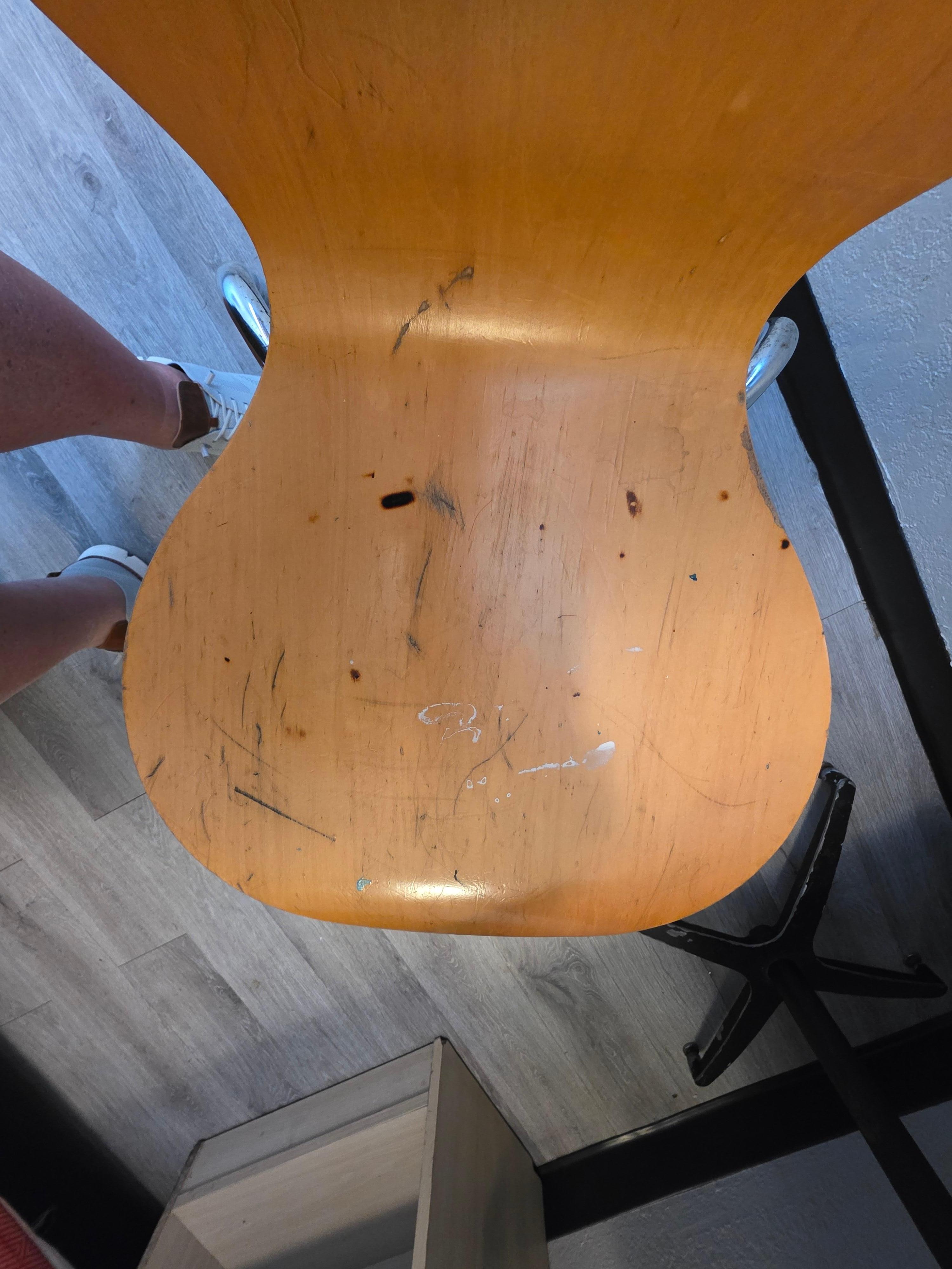 condition of ONLY chair or seating in room