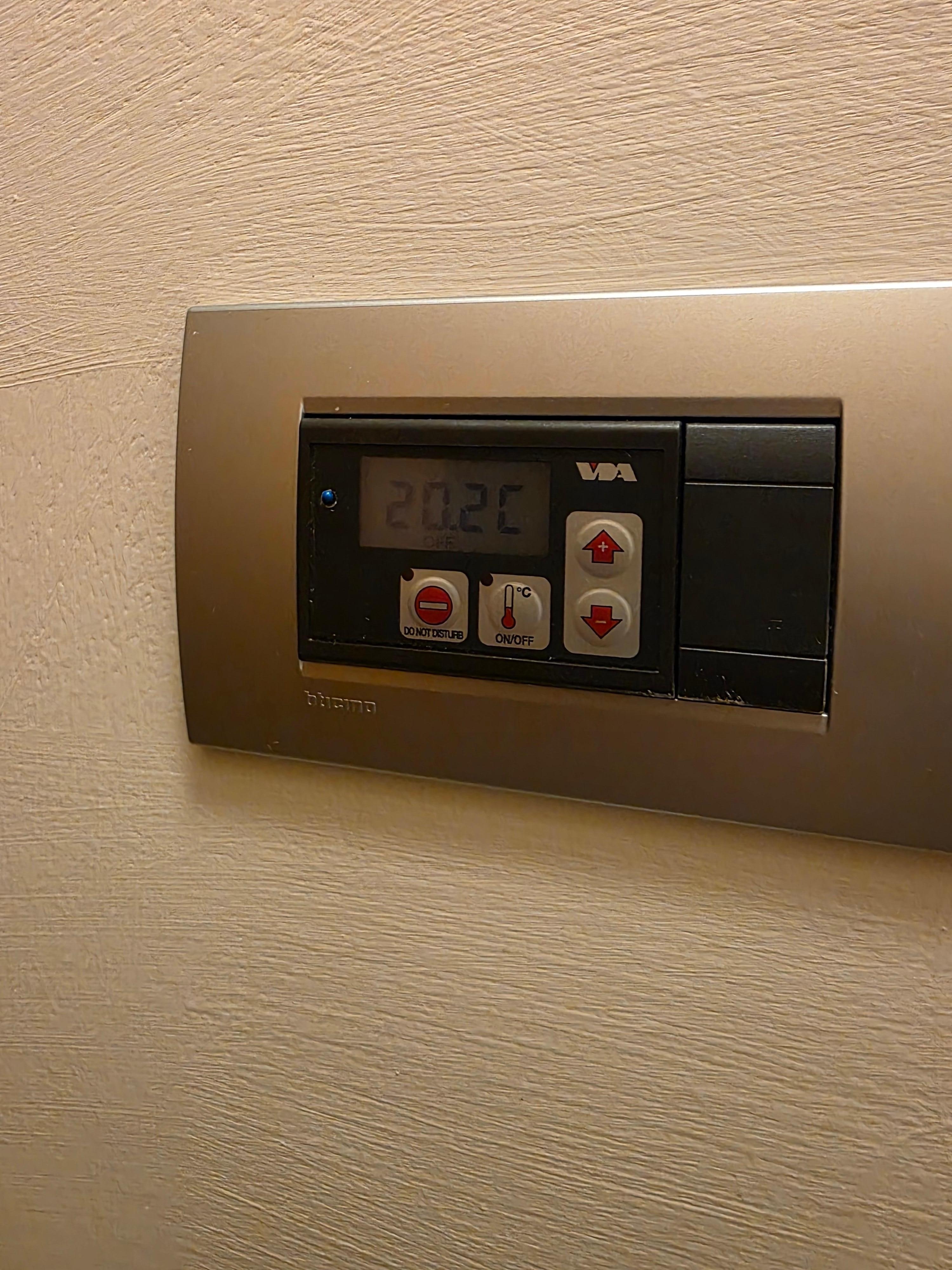 termostato a 20 gradi camera freddina in gennaio.