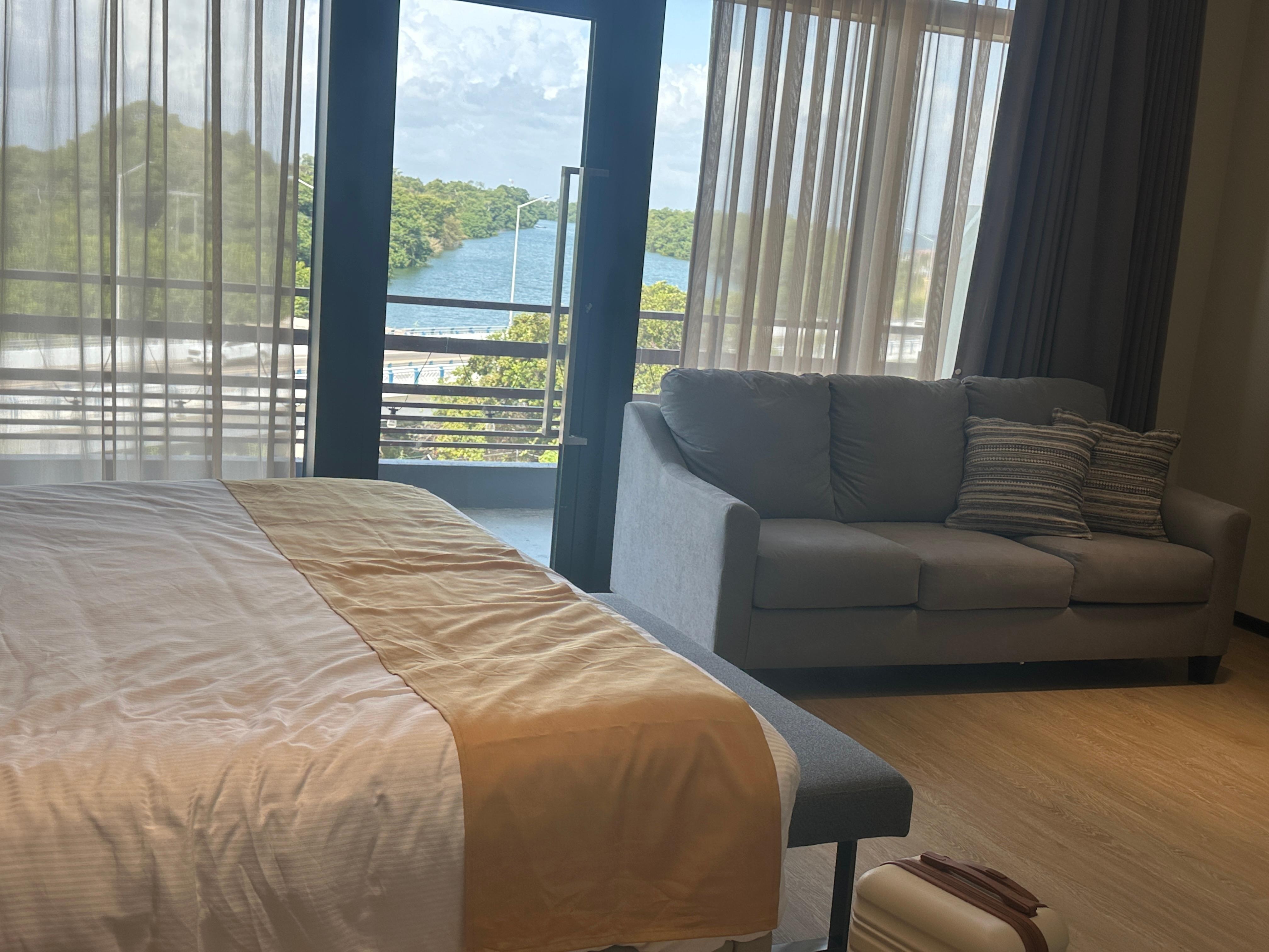 Already when entering the room younsee the river view