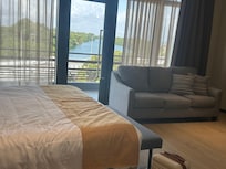 Already when entering the room younsee the river view