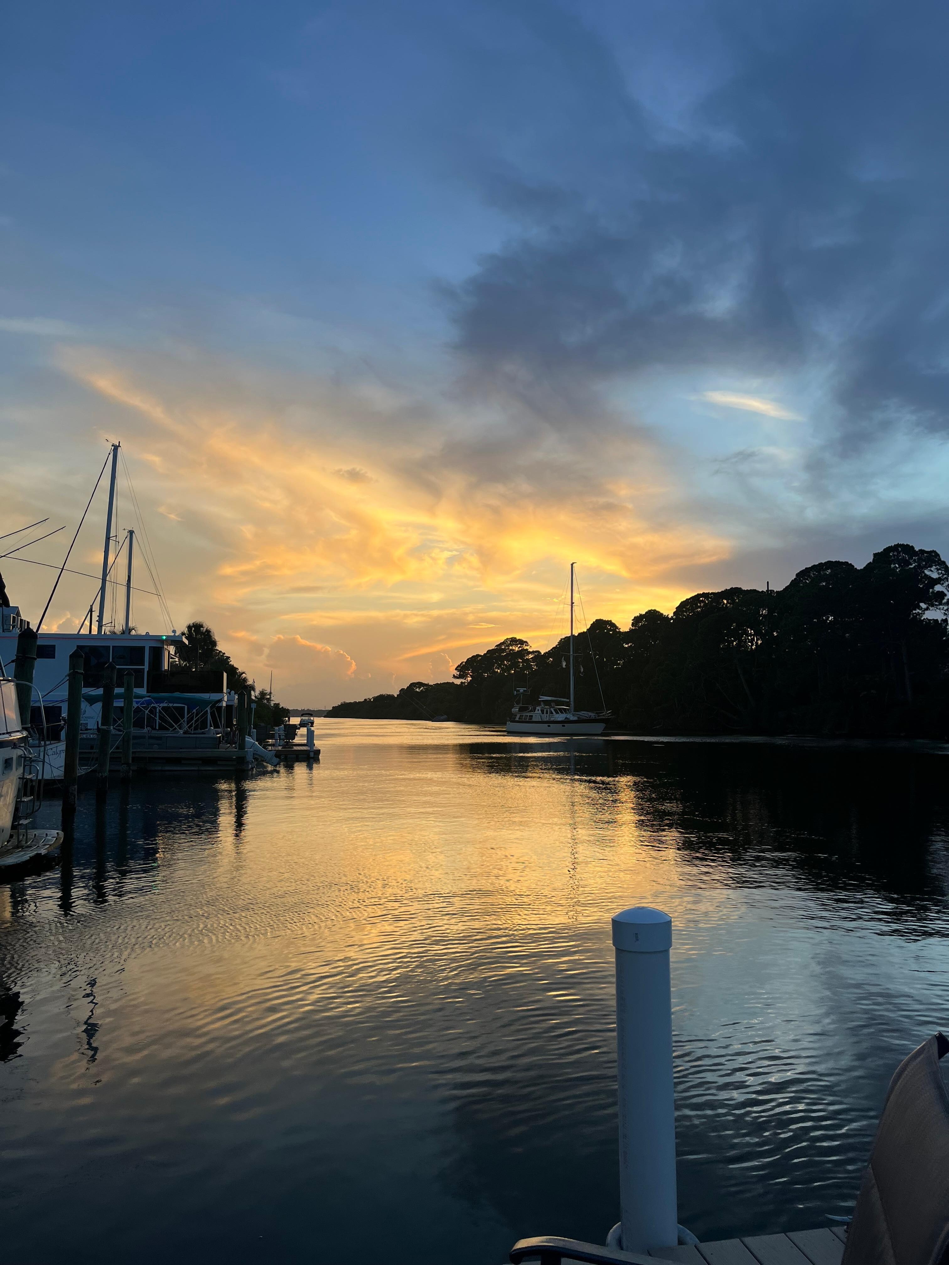 Sitting on the deck of this houseboat, we enjoyed the beautiful sunset! Looking forward to returning. 