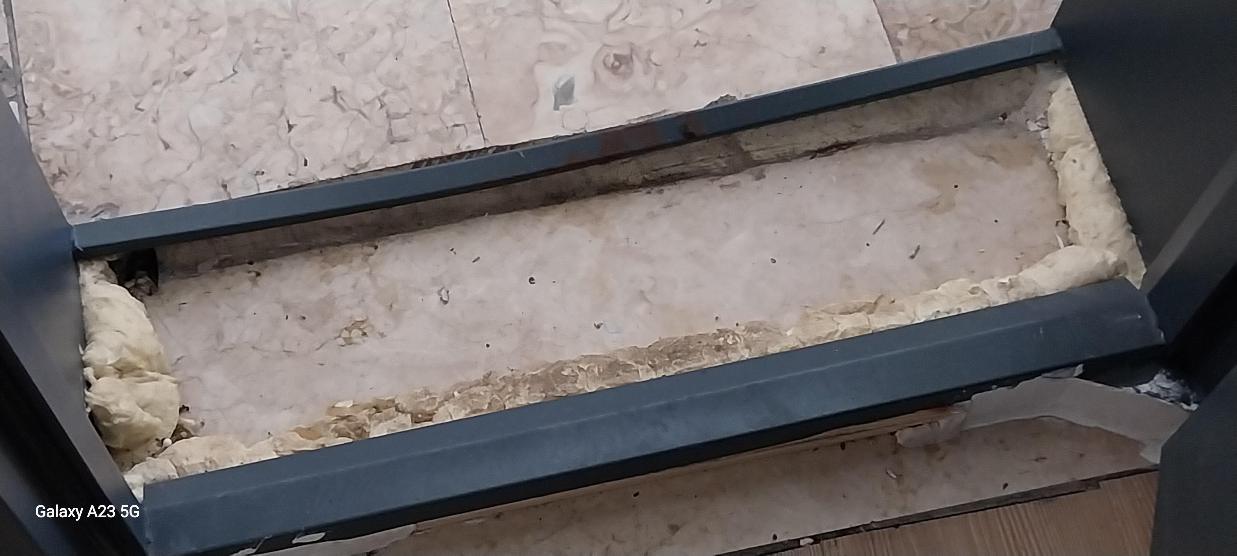 eingangs Tür riesen großes Loch wenn man nicht aufpasst stolpert man und fällt die Treppe runterschrank und Tür 