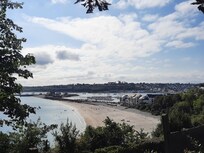 Vue de la plage, du port et du logement (à droite, à l'angle des immeubles)