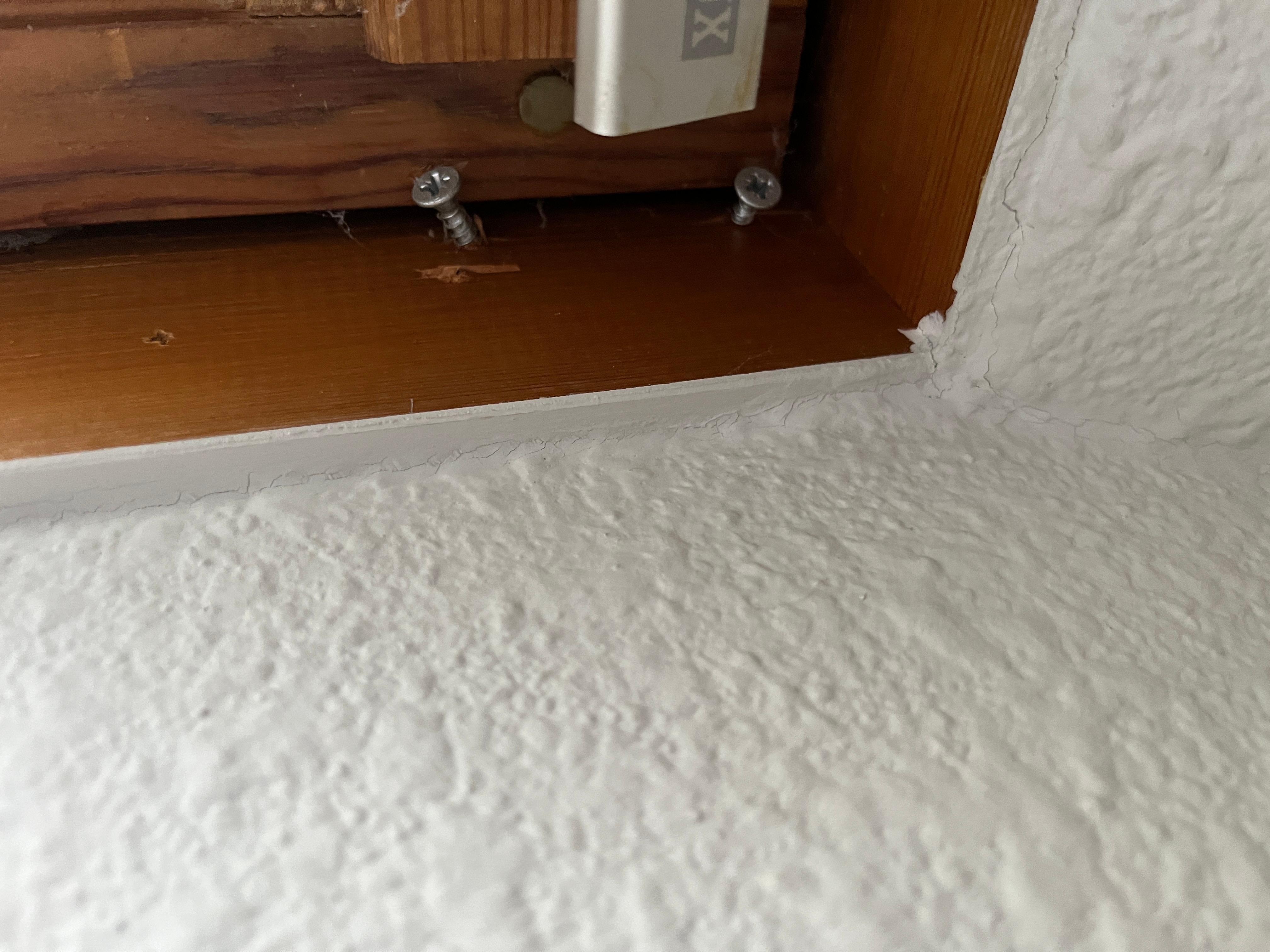 Il est tenu par des vis 