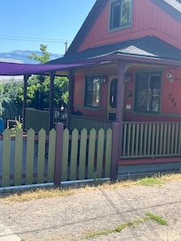 Adorable front porch !