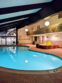 Pool, hot tub, sauna and steam room. Pool was a very comfortable swimming temperature.