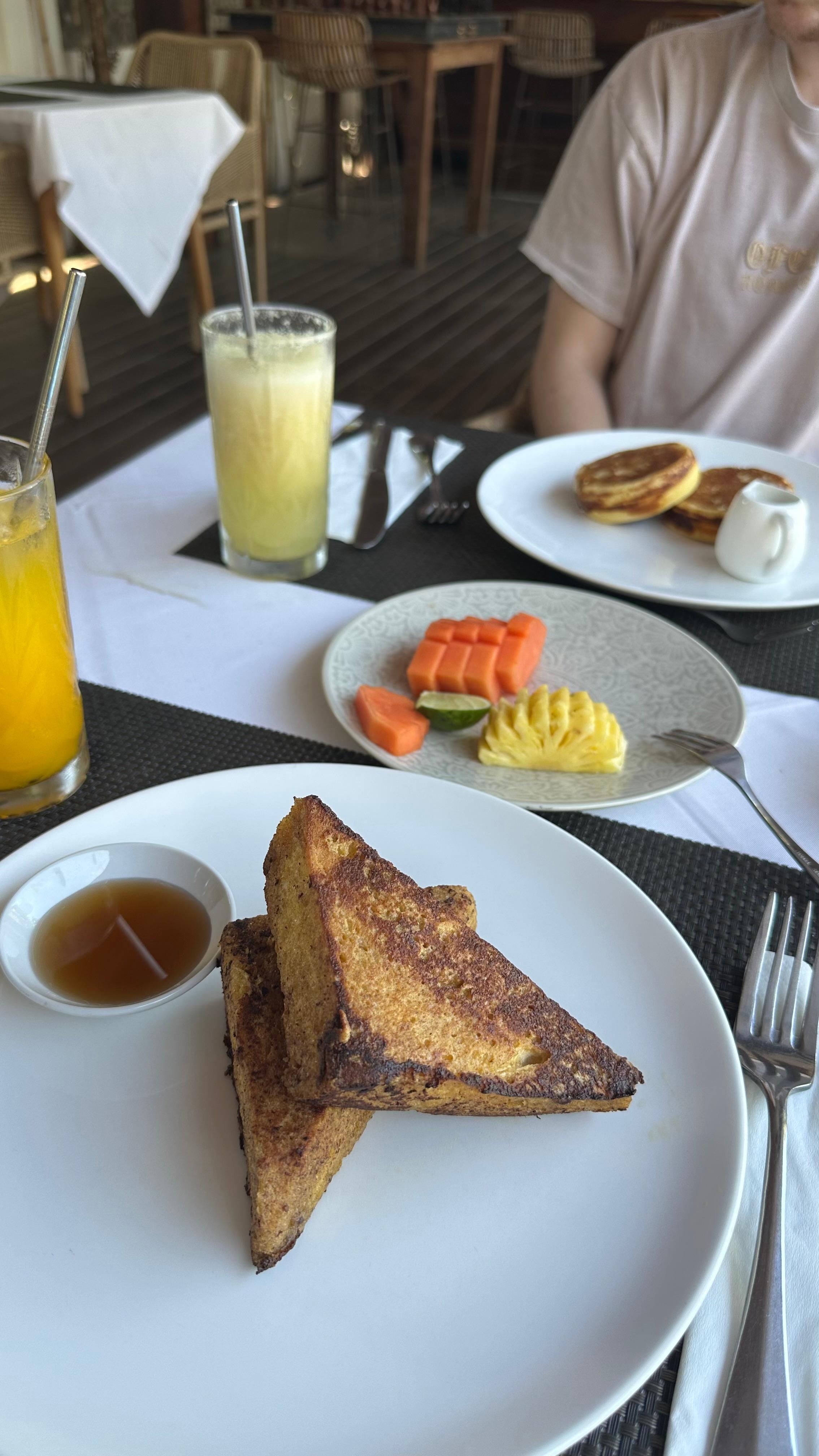 Un petit déjeuner plus que délicieux, je recommande les French Toasts 