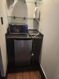 Unsafe fridge and microwave electrical hook up. Induction plate but unusable with provided pan.