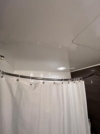 曲がって閉まらない