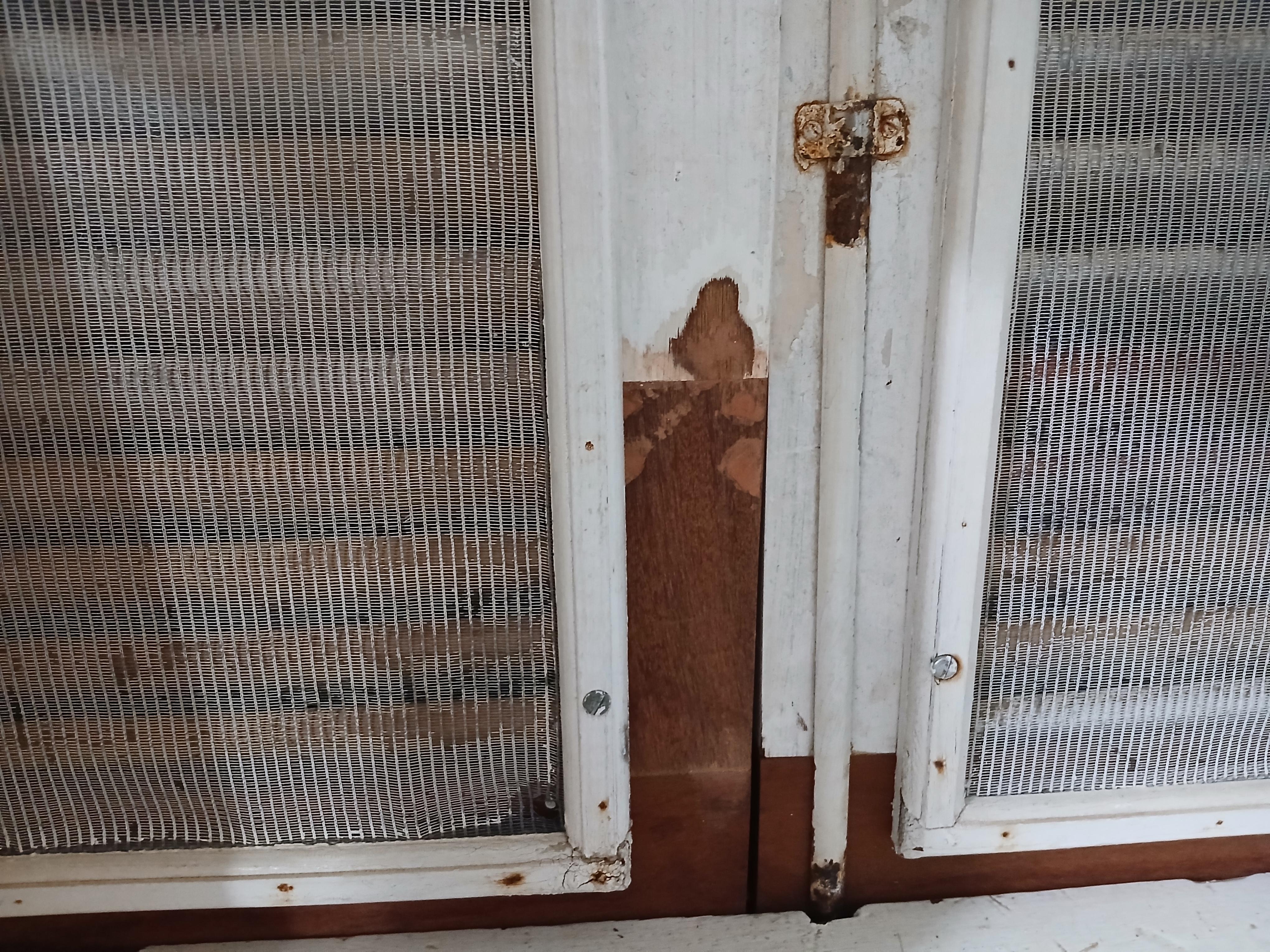 Janela velha e não fecha