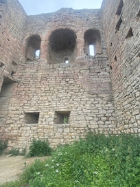 Die Lobdeburg war ĂŒber die Lobdeburgklause gut zu erreichen. Tolle Aussichten auf die Berge und TĂ€ler um Jena lockten viel Besucher.